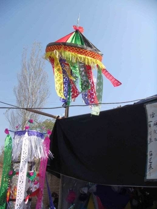 有时候,当法师手持手摇招魂幡,口念诵咒语时,这些孤魂野鬼便会趁机前