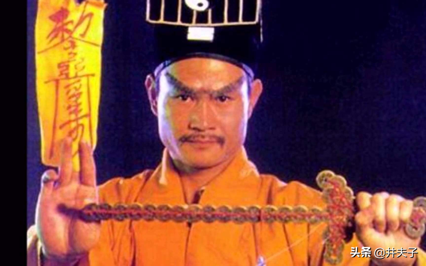 从早年香港电影的兴盛,我们就曾经见过许多道士捉鬼的内容,其中符箓